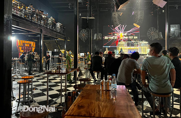 Đồng Nai: Nhiều đối tượng dương tính với ma túy tại quán bar trá hình ảnh 1