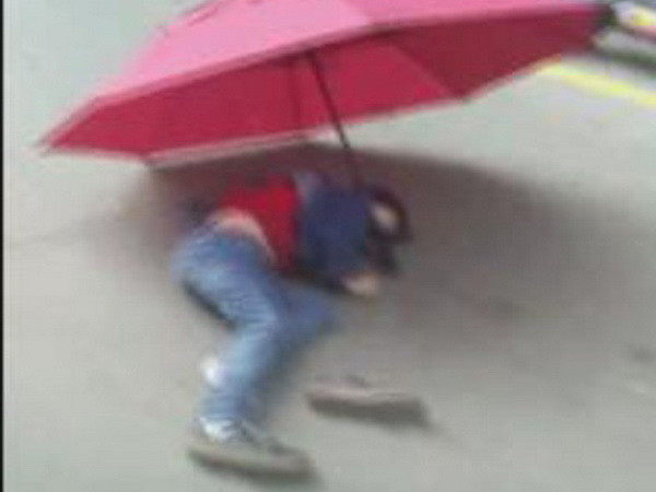 Cậu bé 10 tuổi nguy kịch sau khi bắt chước hoạt hình cầm ô nhảy lầu ảnh 1