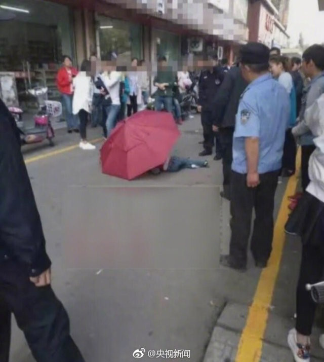 Cậu bé 10 tuổi nguy kịch sau khi bắt chước hoạt hình cầm ô nhảy lầu ảnh 2