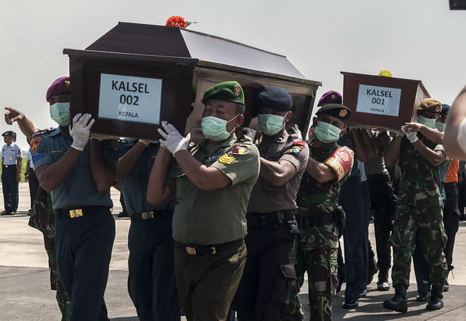 Các thợ lặn tìm thấy thêm 5 thi thể hành khách của máy bay QZ8501 ảnh 1