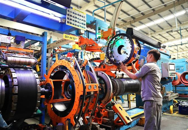Sản xuất lốp xe ôtô tại Công ty TNHH Sailun Việt Nam, xã Phước Đông, huyện Gò Dầu (Tây Ninh). (Ảnh: Hồng Đạt/TTXVN) Kinh tế khu vực phía Nam phục hồi mạnh mẽ trong 9 tháng năm 2022 ảnh 1