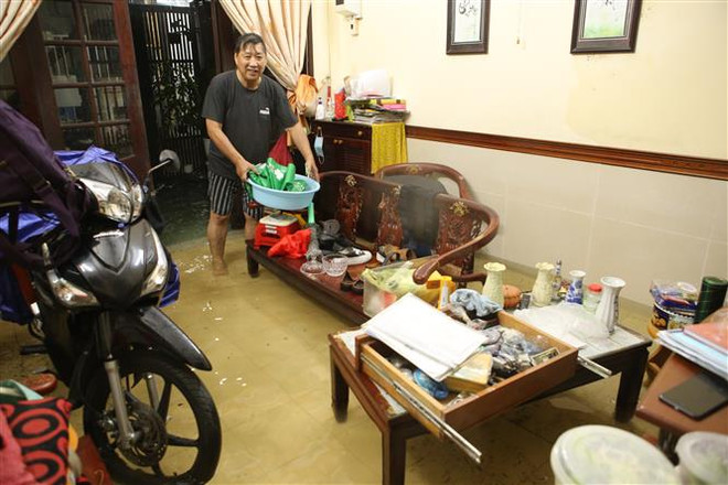 Nhiều tuyến đường trung tâm Đà Nẵng bị ngập, nước tràn vào nhà dân ảnh 2