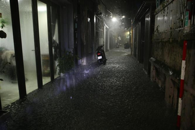 Nhiều tuyến đường trung tâm Đà Nẵng bị ngập, nước tràn vào nhà dân ảnh 3