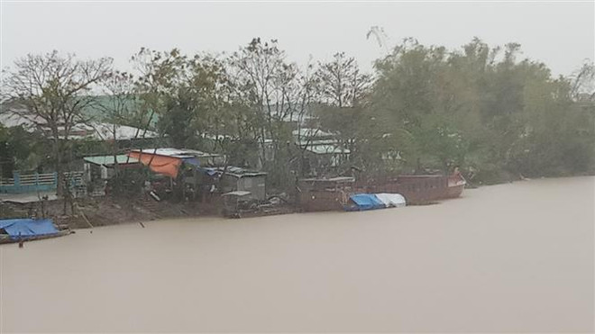 Các tỉnh miền Trung theo sát diễn biến áp thấp nhiệt đới, mưa lũ ảnh 1