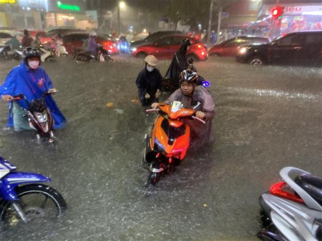 Thành phố Đà Nẵng cho học sinh nghỉ học để ứng phó mưa lũ ảnh 1