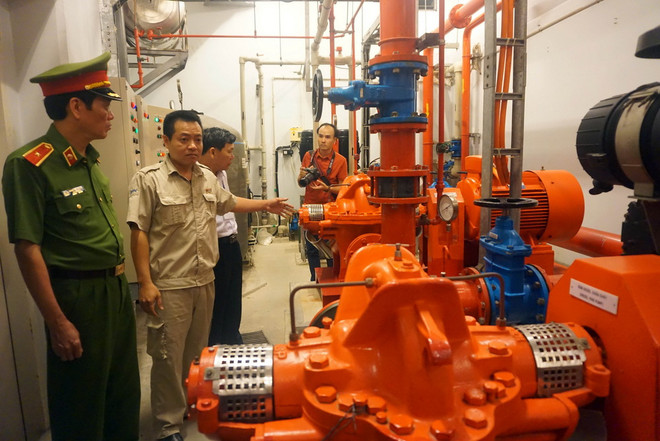Đoàn công tác kiểm tra công tác phòng cháy chữa cháy tại Khu căn hộ AZURA Đà Nẵng. (Ảnh: Nguyễn Sơn/TTXVN) Bộ Công an kiểm tra công tác phòng cháy chữa cháy tại Đà Nẵng ảnh 1