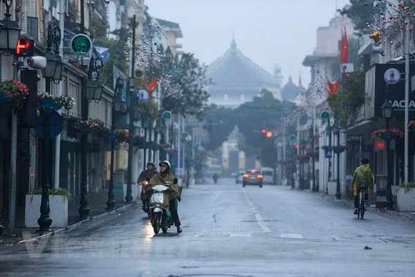 Đêm 27/4 cả nước mưa dông, miền Bắc và miền Nam gió giật mạnh ảnh 1