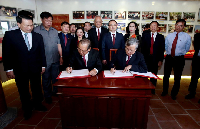 Thường trực Ban Bí thư Trần Quốc Vượng và Phó Thủ tướng Thường trực Chính phủ Trương Hòa Bình viết lưu bút tại Nhà trưng bày lưu niệm Tổng Bí thư Nguyễn Văn Linh. (Ảnh: Phạm Kiên/TTXVN) Lễ tưởng niệm 20 năm Ngày mất của Tổng Bí thư Nguyễn Văn Linh ảnh 2