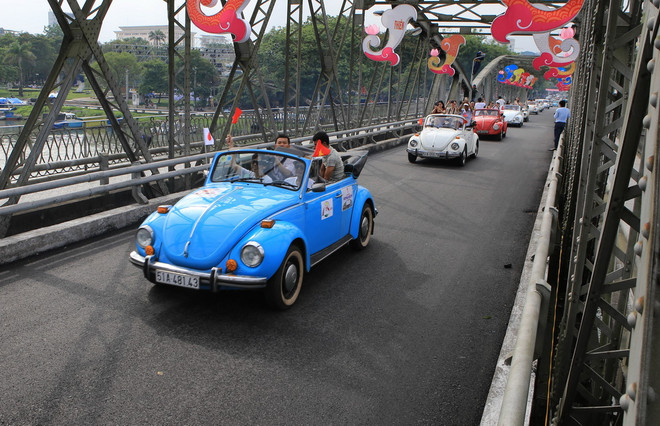 Dàn xe cổ Volkswagen diễu hành mừng Festival Huế lần thứ X ảnh 1