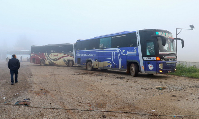 Syria: Người dân và các tay súng sơ tán khỏi các thị trấn bị bao vây ảnh 1