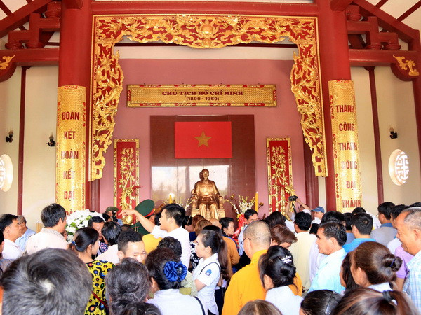 Cộng đồng người Việt Nam tại Lào dâng hương viếng Chủ tịch Hồ Chí Minh ảnh 1