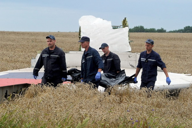 Chuyên gia Nga tới kiểm tra hiện trường vụ rơi máy bay MH17 ảnh 1