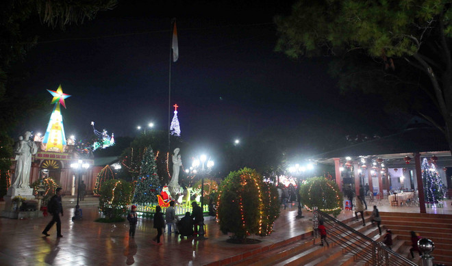 "Sống trẻ" với lớp võ dưỡng sinh của người cao tuổi ở Thảo Cầm Viên ảnh 1