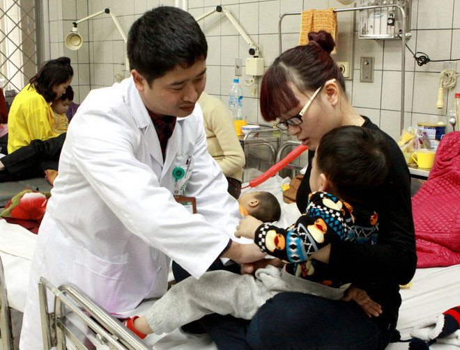 [Photo] Hà Nội: Trẻ em nhập viện tăng do thời tiết rét đậm kéo dài ảnh 3