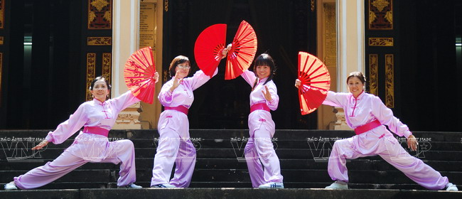 "Sống trẻ" với lớp võ dưỡng sinh của người cao tuổi ở Thảo Cầm Viên ảnh 8