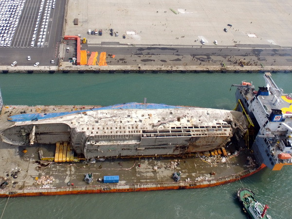 Sau 6 giờ lai dắt, phà Sewol xấu số đã được đưa tới cảng Mokpo ảnh 1