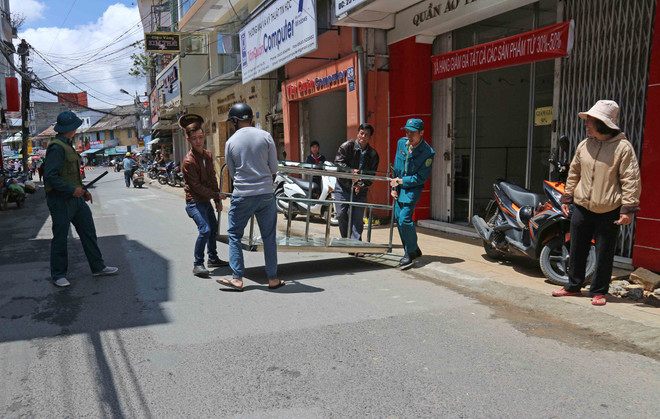 Nhiều người dân Đà Lạt hoang mang vì hiện tượng nứt đất ảnh 10