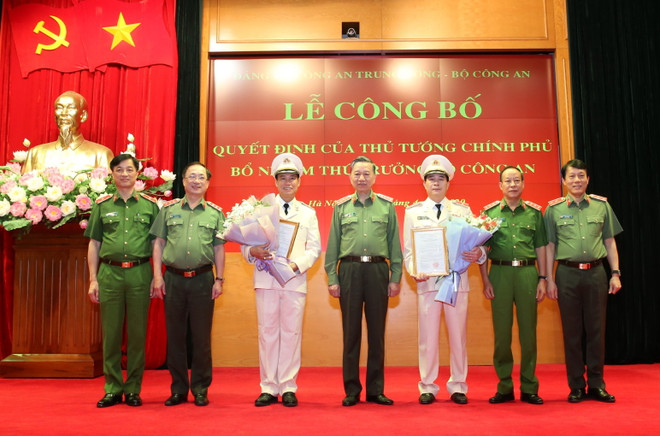 Đại tướng Tô Lâm, Ủy viên Bộ Chính trị, Bí thư Đảng ủy Công an Trung ương, Bộ trưởng Bộ Công an và lãnh đạo Bộ Công an tặng hoa chúc mừng 2 tân Thứ trưởng Bộ Công an. (Ảnh: Doãn Tấn/TTXVN) Bộ Công an công bố quyết định bổ nhiệm hai thứ trưởng mới ảnh 5