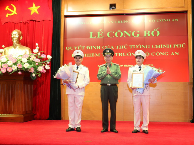 Thừa ủy quyền của Thủ tướng Chính phủ, Đại tướng Tô Lâm, Ủy viên Bộ Chính trị, Bí thư Đảng ủy Công an Trung ương, Bộ trưởng Bộ Công an trao Quyết định bổ nhiệm cho 2 Thứ trưởng Bộ Công an. (Ảnh: Doãn Tấn/TTXVN) Bộ Công an công bố quyết định bổ nhiệm hai thứ trưởng mới ảnh 1