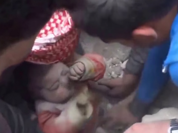[Video] Em bé may mắn sống sót sau khi bị vùi dưới đống đổ nát ở Syria ảnh 1