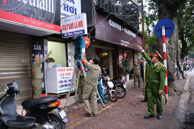 Nhiều quận, huyện ở Hà Nội ra quân xử lý lấn chiếm vỉa hè ảnh 1