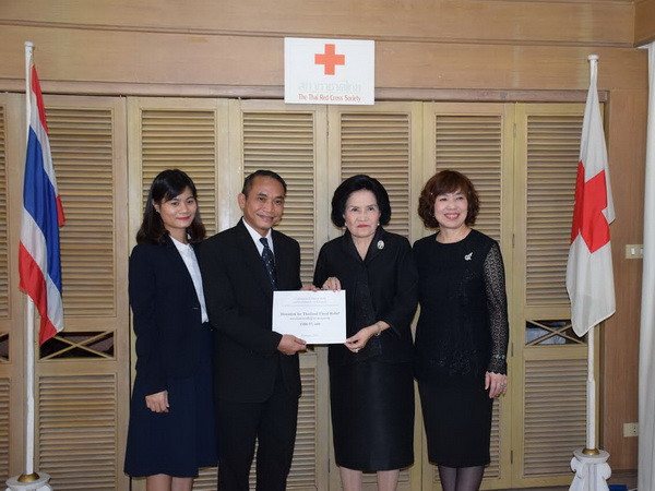 Cộng đồng người Việt Nam giúp đỡ người dân Thái Lan bị lũ lụt ảnh 1