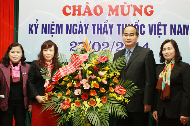 Chủ tịch Mặt trận Tổ quốc chúc mừng cán bộ ngành y tế ảnh 1