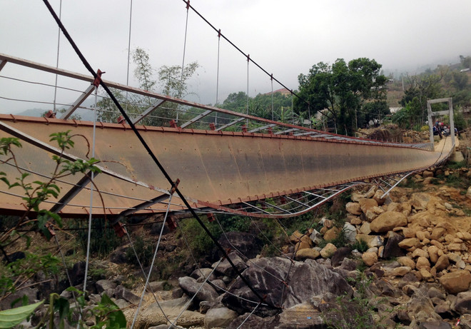 Vụ sập cầu treo tại Lai Châu: Thi công đường tạm qua suối ảnh 1