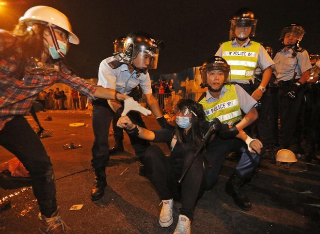 Hong Kong: Người biểu tình phong tỏa trụ sở chính quyền ảnh 1