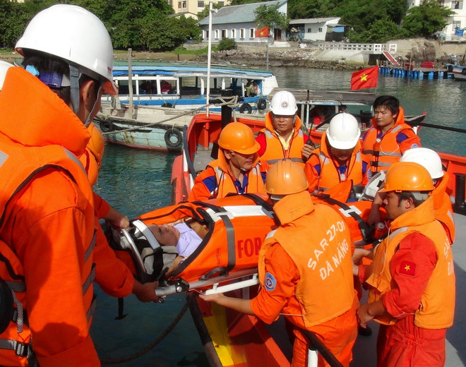 Đà Nẵng: Cứu nạn kịp thời 2 thuyền viên hai tàu cá bị nạn ảnh 1