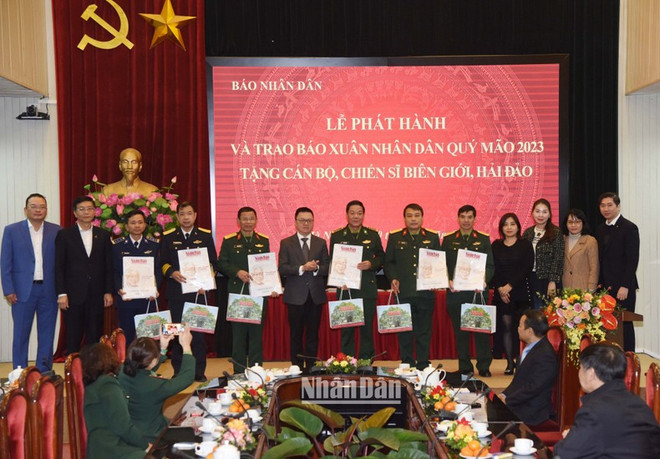 Trao báo Nhân Dân Xuân Quý Mão tặng cán bộ chiến sỹ biên giới, hải đảo ảnh 2