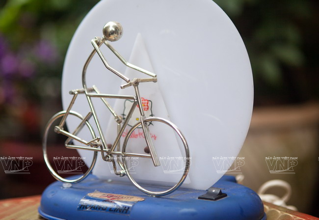 TP.HCM: Ngắm "gia tài" đẹp lung linh được tái chế từ rác thải ảnh 7