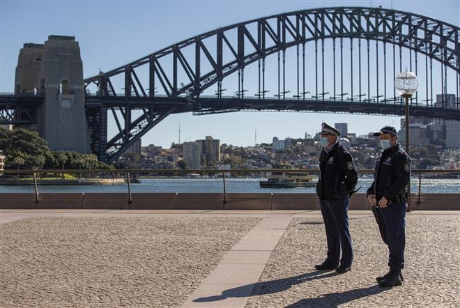 Cảnh sát gác gần khu vực Cầu cảng Sydney (Australia), ngày 18/7/2021. (Ảnh: THX/TTXVN) Dịch COVID-19: Australia gia hạn lệnh phong tỏa ở Sydney ảnh 1