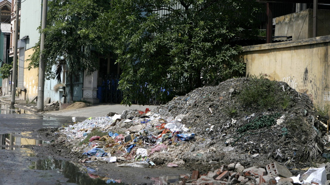 [Photo] Rác thải tràn đầy đường ở làng tái chế giấy Phong Khê ảnh 3
