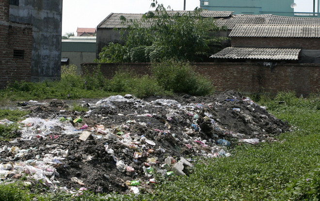 [Photo] Rác thải tràn đầy đường ở làng tái chế giấy Phong Khê ảnh 2