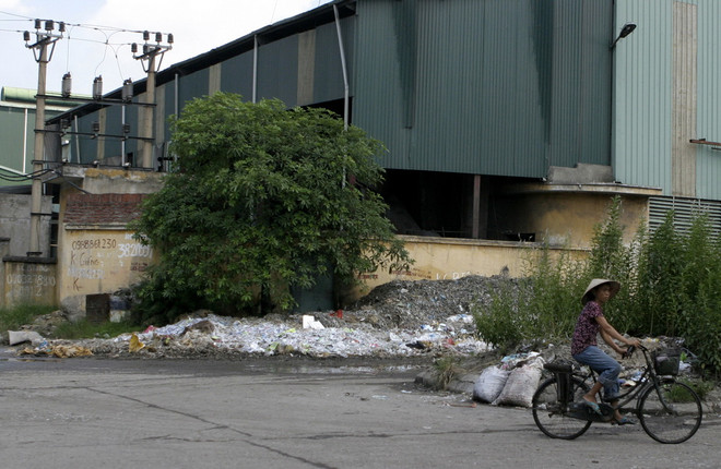 [Photo] Rác thải tràn đầy đường ở làng tái chế giấy Phong Khê ảnh 1