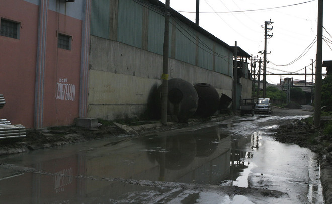 [Photo] Rác thải tràn đầy đường ở làng tái chế giấy Phong Khê ảnh 4