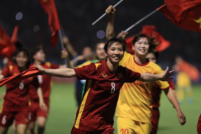 Các cô gái Việt Nam ăn mừng tấm huy chương Vàng SEA Games lần thứ 3 liên tiếp. (Ảnh: Hoàng Linh/TTXVN) Cổ động viên Thái Lan "tâm phục khẩu phục" các nữ tuyển thủ Việt Nam ảnh 1