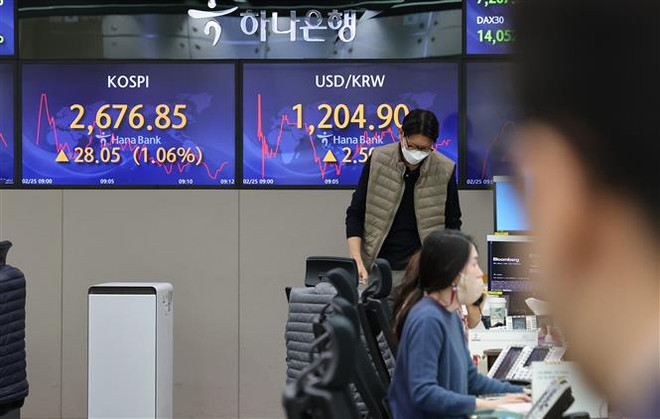 Khối ngoại bán tháo cổ phiếu trên thị trường chứng khoán Hàn Quốc ảnh 1