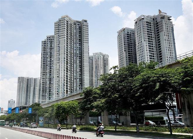 Các tòa chung cư cao tầng dọc Xa lộ Hà Nội, thành phố Thủ Đức (Thành phố Hồ Chí Minh). (Ảnh: Hồng Đạt/TTXVN) TP.HCM: Cần nhiều giải pháp phục hồi thị trường bất động sản năm 2023 ảnh 1