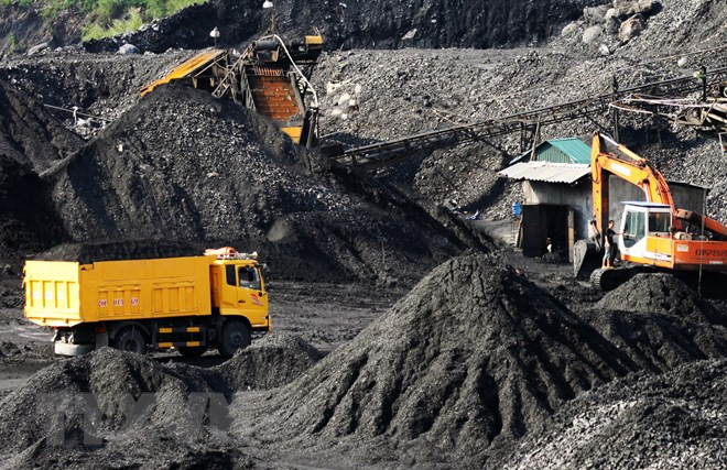 Cẩu cả barie bêtông trên đường cao tốc để buôn lậu than ảnh 1