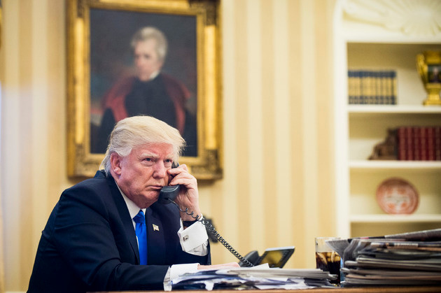Ông Donald Trump cuối cùng đã phải chấp nhận sử dụng iPhone ảnh 1