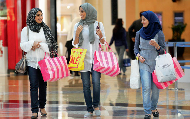 Hãng hàng không Emirates tái chế áp phích thành túi mua sắm ảnh 1