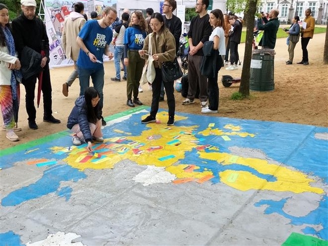 Sôi động nhịp điệu Lễ hội “Hoa diên vỹ” ở thủ đô Brussels ảnh 1