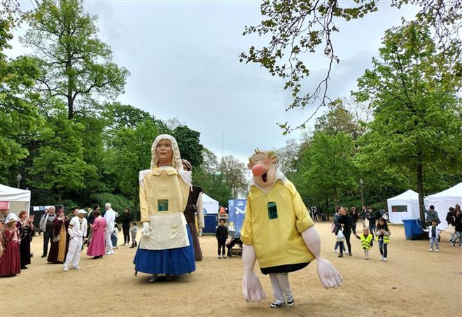 Sôi động nhịp điệu Lễ hội “Hoa diên vỹ” ở thủ đô Brussels ảnh 2