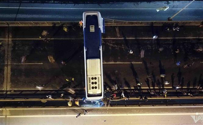 Hà Nội: Xe khách nổ lốp, chắn ngang đường Vành đai 3 trên cao ảnh 2