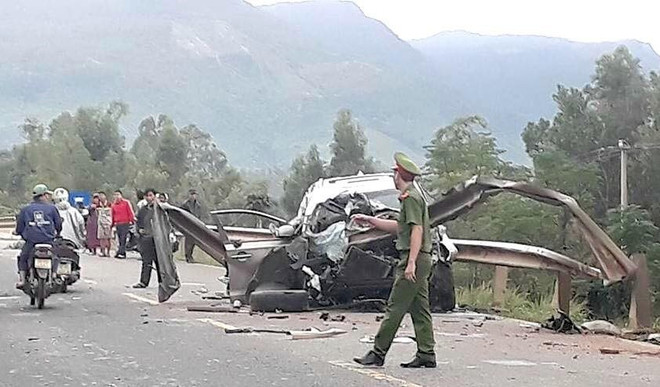 Xe ôtô 7 chỗ đâm vào taluy ven đường, 4 người thương vong ảnh 2