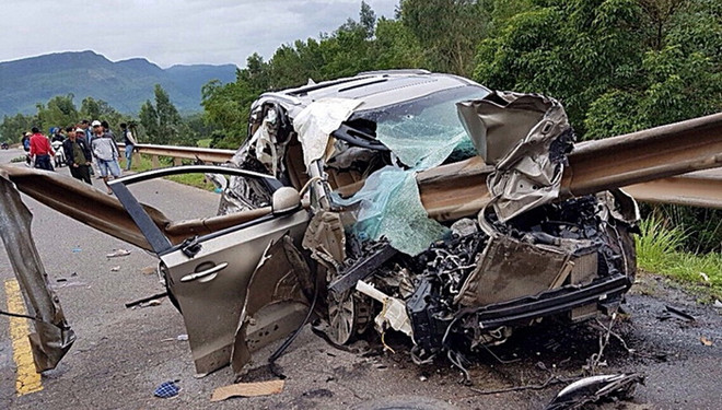 Xe ôtô 7 chỗ đâm vào taluy ven đường, 4 người thương vong ảnh 1