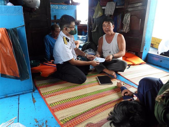 Vùng 2 Hải quân làm điểm tựa cho ngư dân vươn khơi bám biển ảnh 1