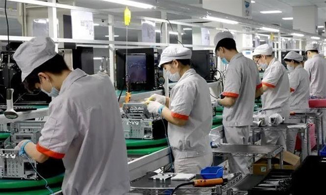 Công nhân làm việc tại một nhà máy lắp ráp thiết bị điện tử ở tỉnh Tứ Xuyên (Trung Quốc). (Ảnh: Shutterstock/TTXVN) Trung Quốc: Tứ Xuyên tìm cách đảm bảo điện sinh hoạt cho người dân ảnh 1
